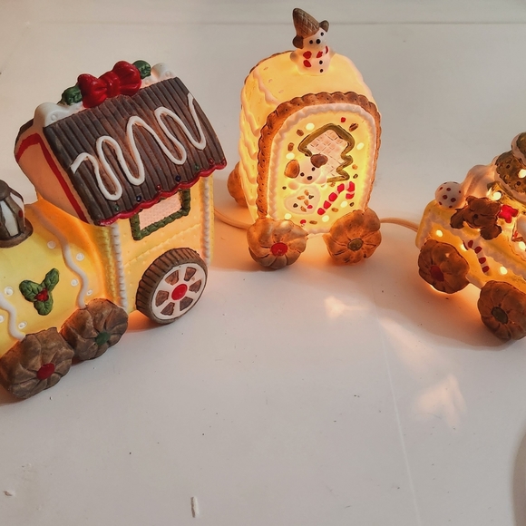 Vintage Delectable Gingerbread Train Night Light Set in Box - Picture 2 of 13